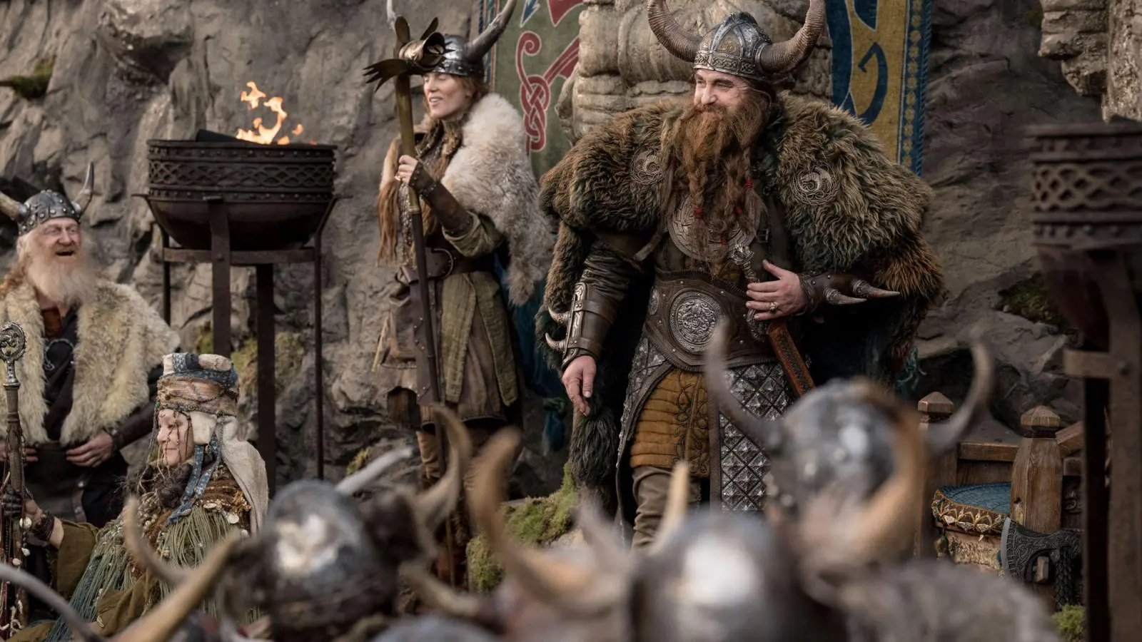 Gerard Butler (r, hinten) als Wikingerhäuptling Stoick in einer Szene des Films „Drachenzähmen leicht gemacht“. (Foto: Helen Sloan/Universal Pictures/dpa)