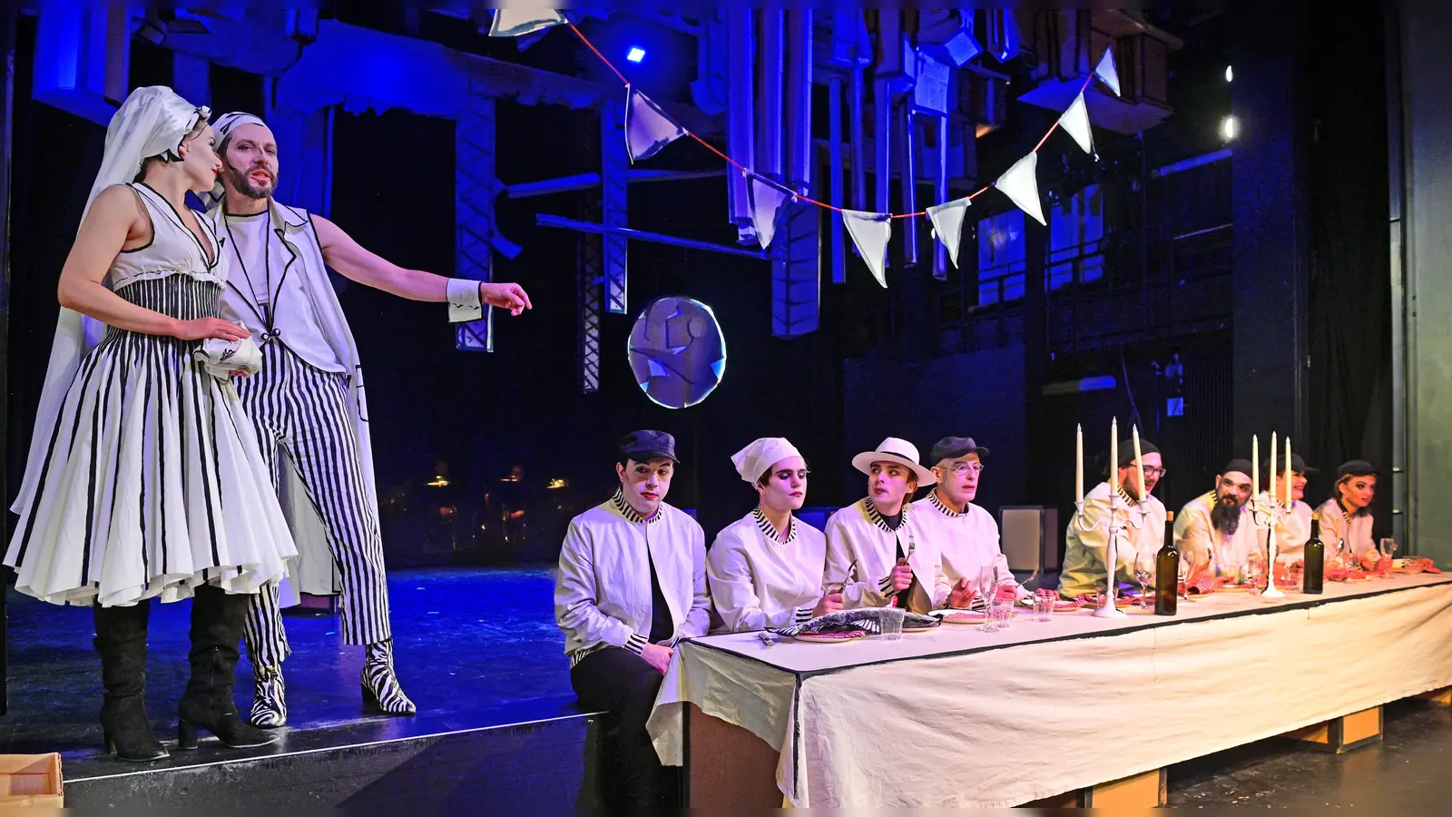 Die Hochzeitsszene aus der „Dreigroschenoper” mit Joana Tscheinig als Polly, Vladimir Pavic als Macheath und dem Gangster-Ensemble. (Foto: Jim Albright)