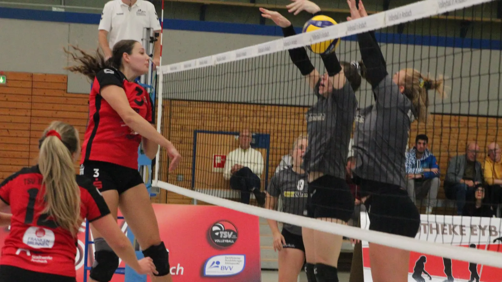 Lufthoheit am Netz: Hanna Benecke (links). (Foto: Norbert Dietrich)