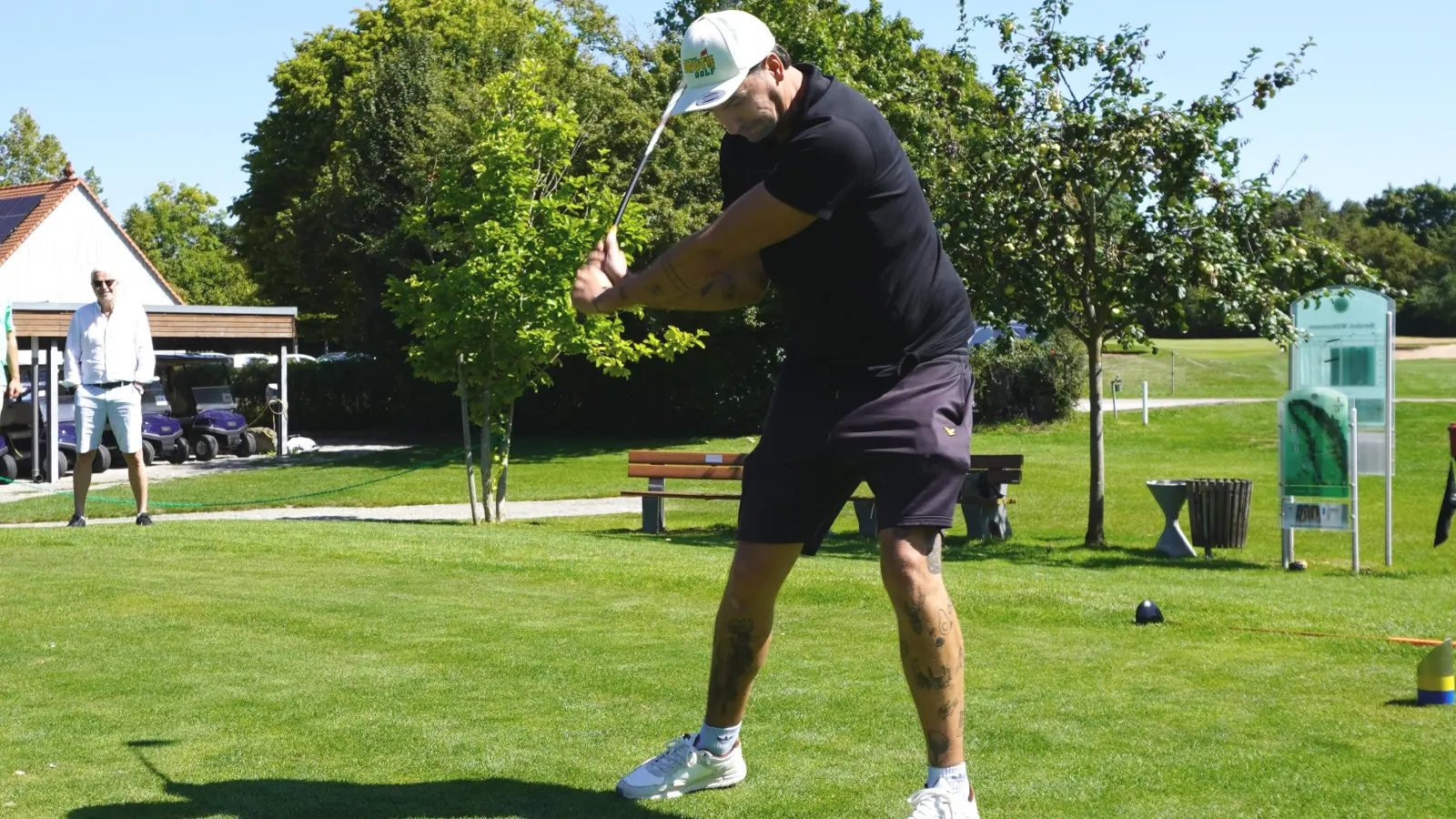 Timo Petrasch hat sich vom aktiven Profisport zurückgezogen, zeigt aber an Loch 1 in Lichtenau, dass er noch immer viel Dampf in den Armen hat. (Foto: Bastian Lauer)