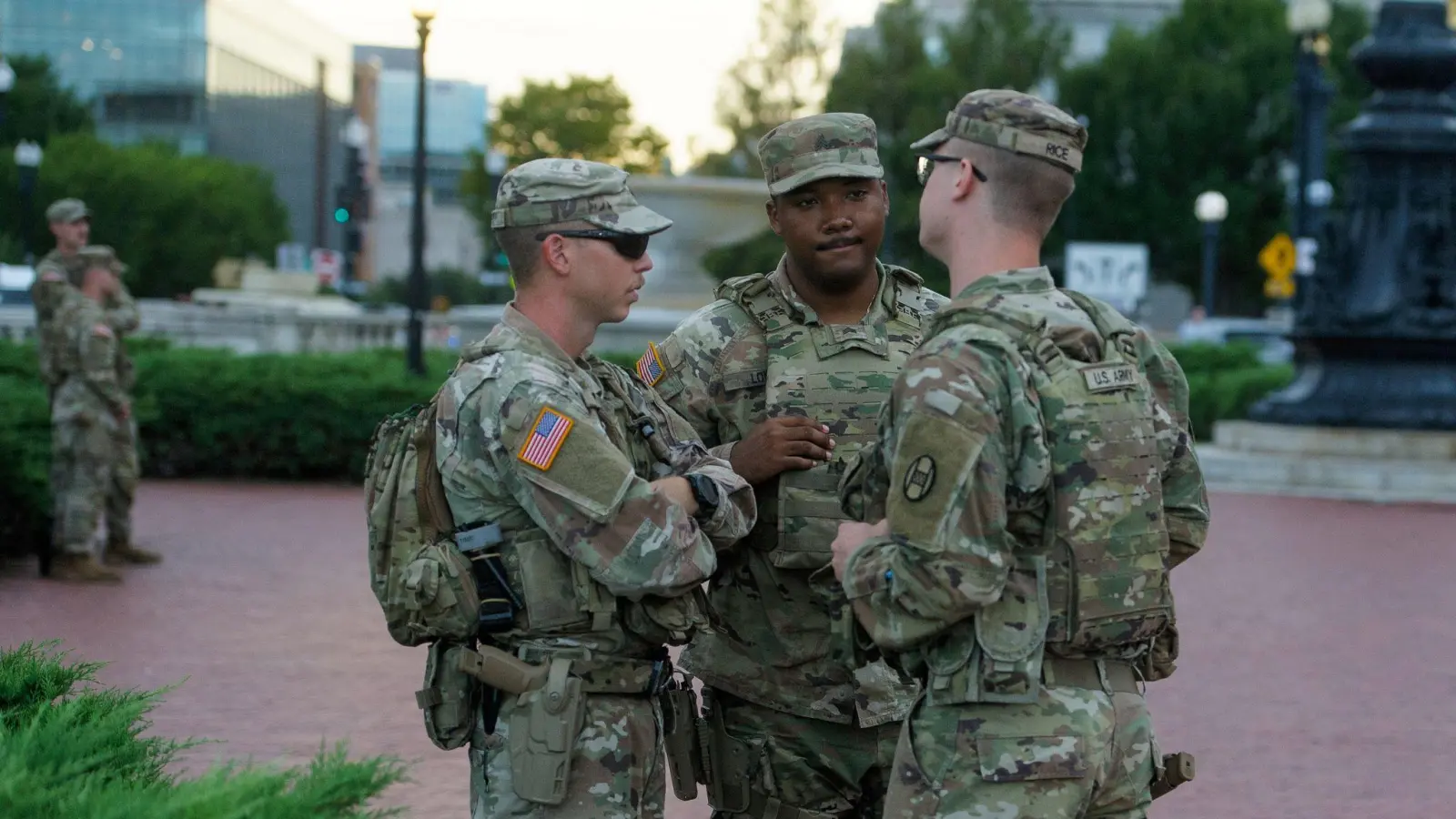 Nationalgardisten tragen nun auch Waffen in Washington. (Foto: Rod Lamkey/AP/dpa)