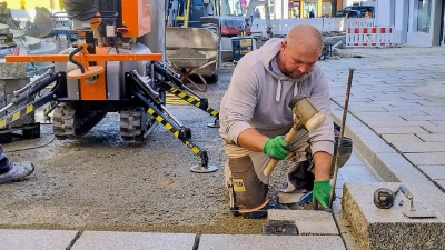 Stein für Stein reine Handarbeit bedeutet die Neugestaltung der Hauptstraße in Heilsbronn. Die Kosten von drei Millionen Euro werden über die Städtebauförderung bezuschusst. (Foto: Eckard Dürr)