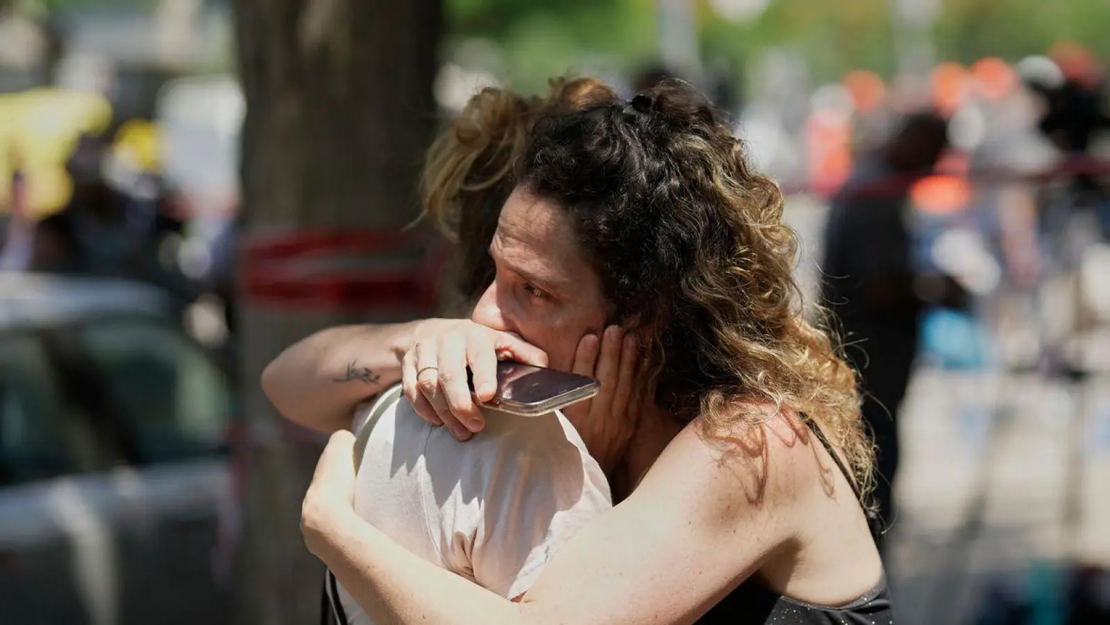 Der Krieg zwischen Israel und dem Iran schweißt viele Menschen enger zusammen. (Foto: Bernat Armangue/AP/dpa)