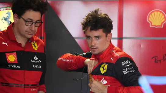 Ferrari-Pilot Charles Leclerc (r) und Teamchef Mattia Binotto im Gespräch. (Foto: Darron Cummings/AP/dpa)