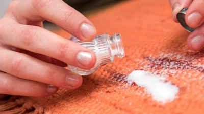 Und darauf Salz: Flecken sollen sich damit von Teppichen entfernen lassen. (Foto: Christin Klose/dpa-tmn/dpa)