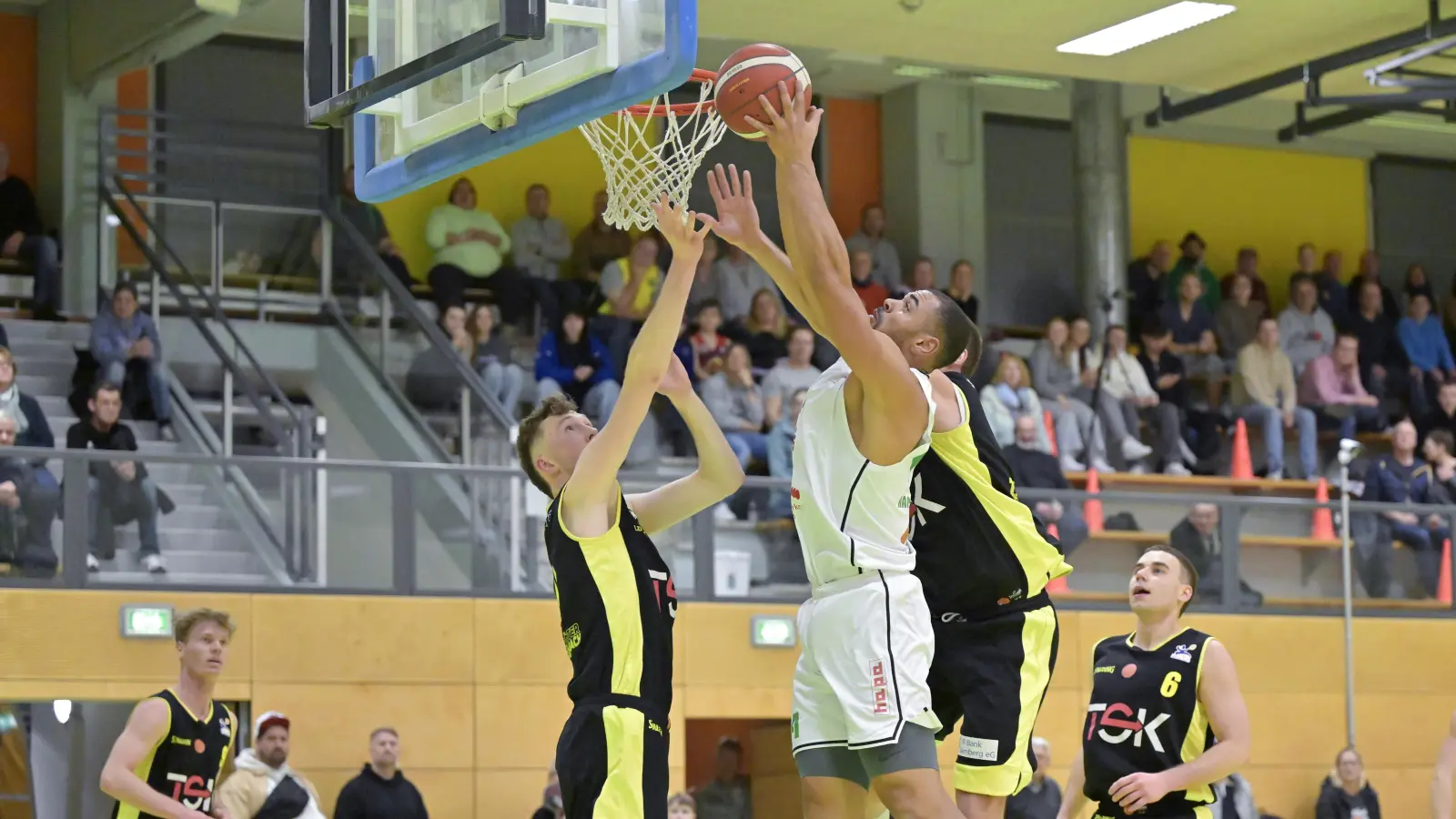 Auf die Stärken des angeschlagenen Centers Paul Nzeocha (in weiß, im Zwischenrundenspiel gegen den Breitengüßbacher Henning Nieslon) unter den Körben hoffen die Ansbacher im zweiten Finalspiel. (Foto: Martin Rügner)