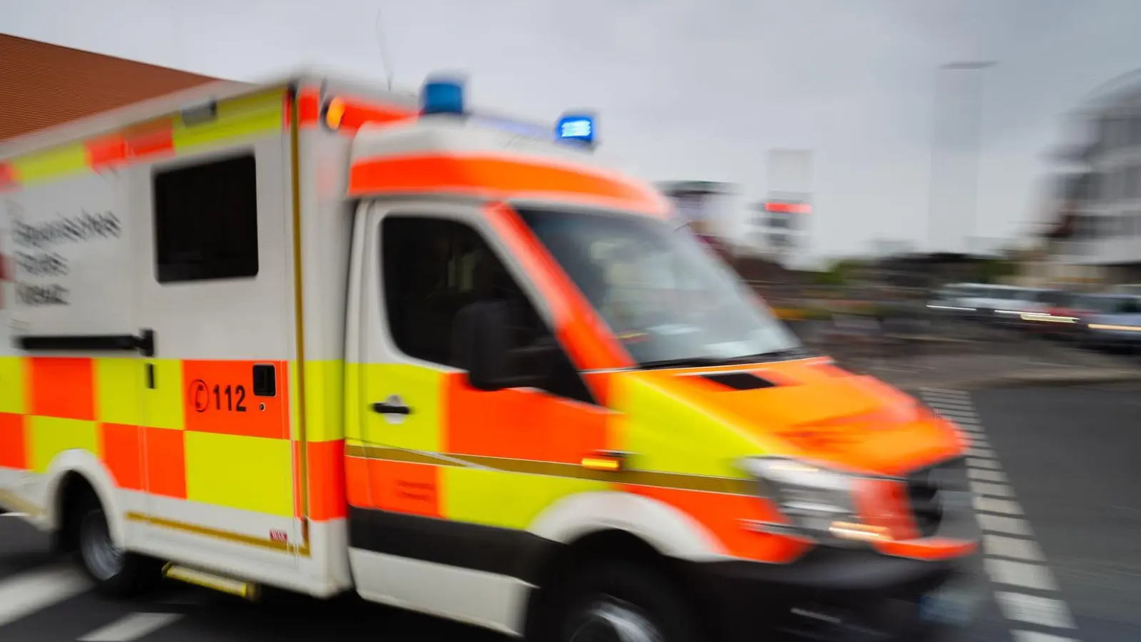 Alle Verletzten wurden durch mehrere Rettungswagen in die nächste Klinik gebracht. (Symbolbild) (Foto: Nicolas Armer/dpa)