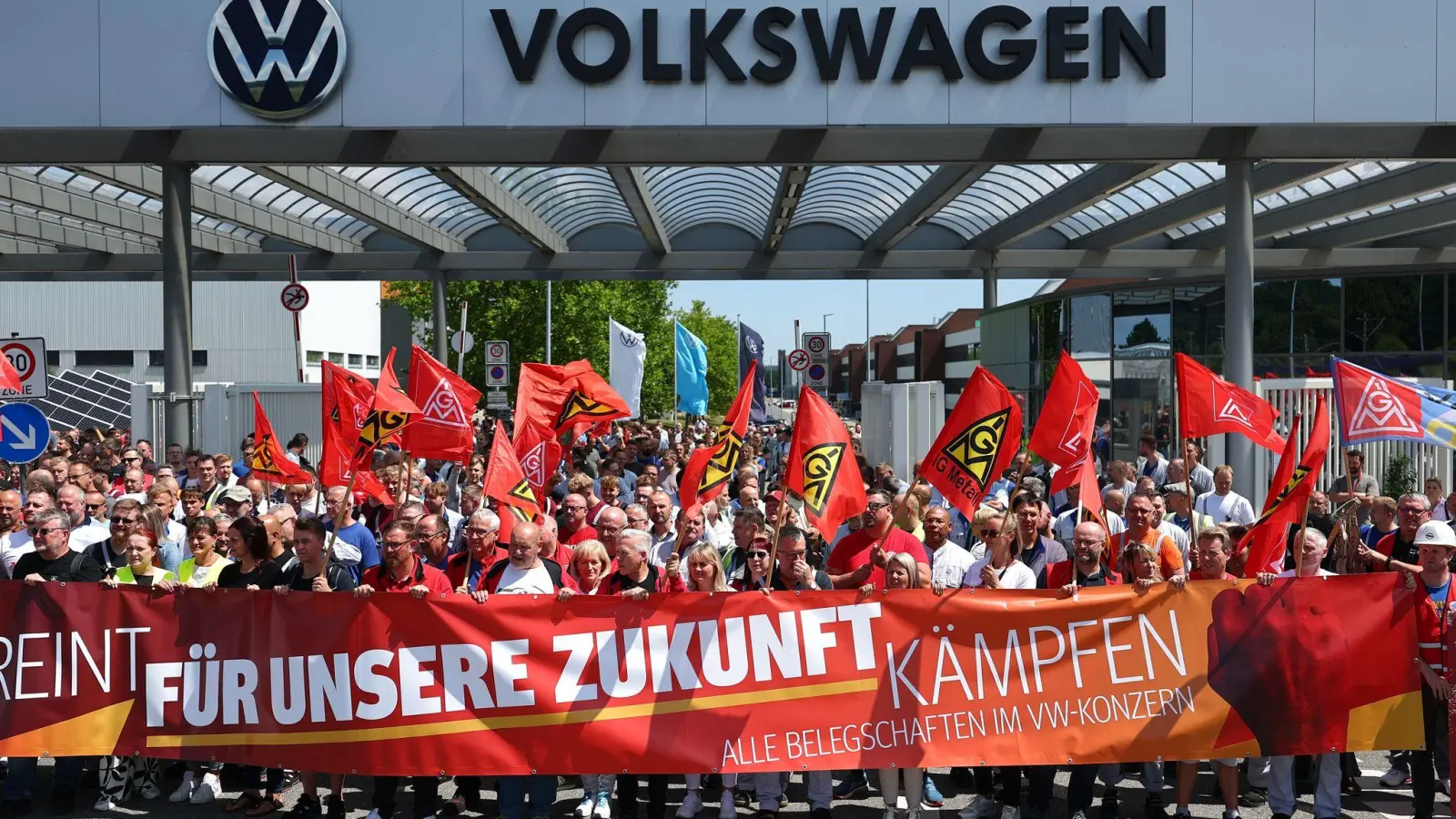 Auch In Zwickau kamen zahlreiche Personen zusammen.  (Foto: Jan Woitas/dpa)