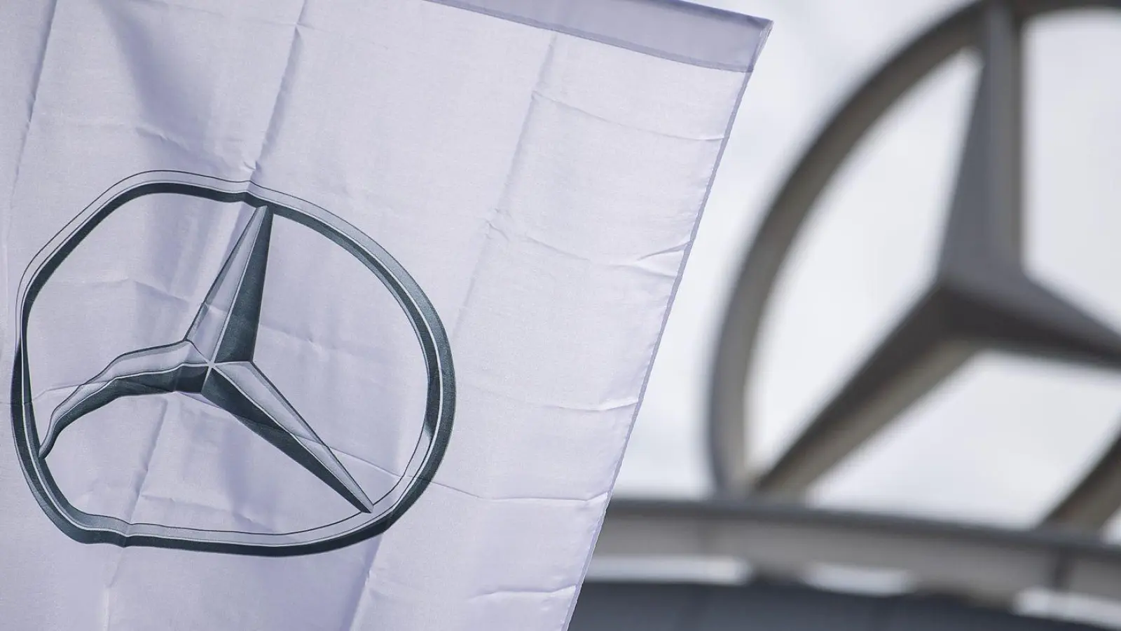 Mercedes-Benz beschäftigt bei den konzerneigenen Niederlassungen etwa 8000 Menschen in rund 80 Betrieben. (Foto: Sebastian Gollnow/dpa)