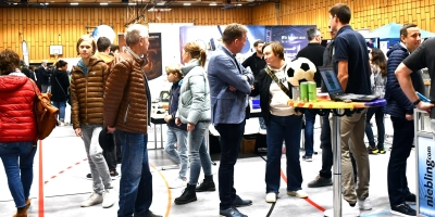 Die Ausbildungsplatzbörse bietet Raum für viele Fragen. Vertreterinnen und Vertreter aus den verschiedensten Unternehmen und Institutionen freuen sich auf zahlreiche Besucher und stellen ein breites Spektrum an Ausbildungsberufen vor. Sie haben die Chance, Infos einzuholen und sich von Ausbildungsleiterinnen und Ausbildungsleitern beraten zu lassen.  (Foto: Gudrun Schwarz-Köhler)