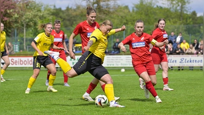 Anna Wachal (am Ball, hier gegen Sand) hatte die Führung für Weinberg auf dem Fuß. (Foto: Martin Rügner)