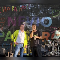 Nevio Passaro (rechts) mit LGS-Geschäftsführer Rüdiger Eckhardt beim Schulhofkonzert in Emskirchen. (Foto: Landesgartenschau Bad Windsheim)