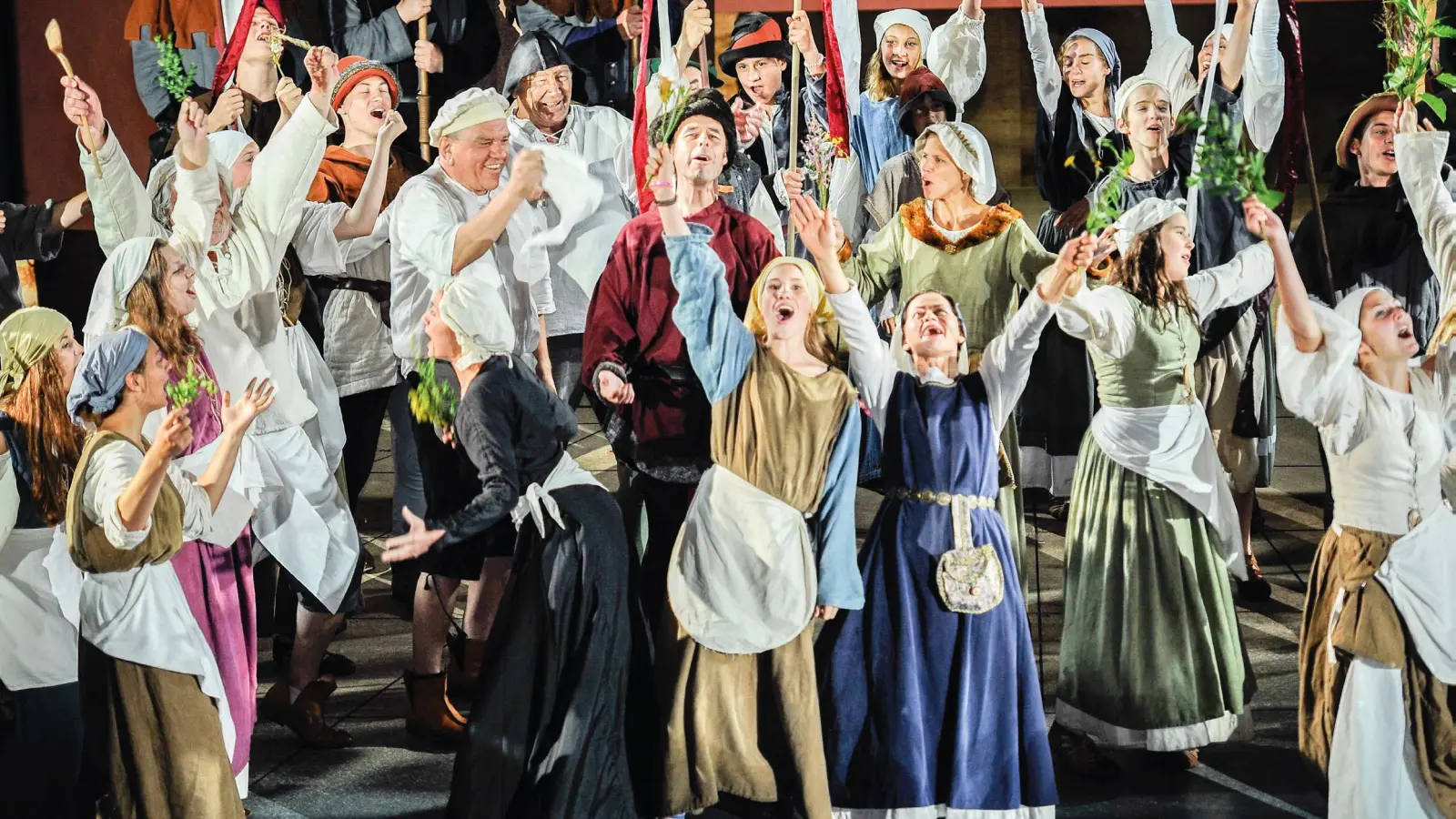 Die Agnes-Bernauer-Spiele erzählen alle vier Jahre im Innenhof des Straubinger Herzogsschlosses die tödliche Liebensgeschichte der Baderstochter Agnes Bernauer mit Herzog Albrecht III. von Bayern-München. (Foto: Jürgen Sperl)