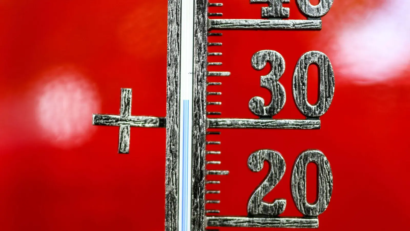 Besonders im Südwesten könnte am Freitag gebietsweise bis zu 36 Grad warm werden. (Symbolbild) (Foto: Patrick Seeger/dpa)