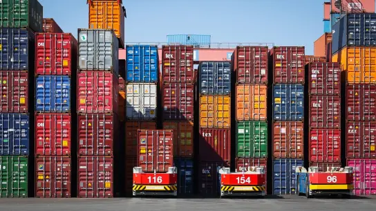 Automatische Containertransporter (AGV) sind auf dem Gelände des Containerterminal Altenwerder (CTA) unterwegs. (Foto: Christian Charisius/dpa)