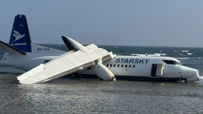 Ein Crash in Somalia endete glimpflich: Das Flugzeug ist stark beschädigt, doch alle Menschen an Bord überlebten. (Foto: Mohamed Sheikh Nor/AP/dpa)