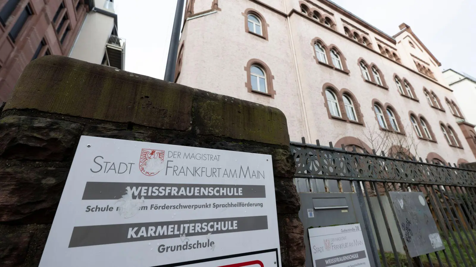 Die Schule liegt am Rande des Frankfurter Bahnhofsviertels.  (Foto: Boris Roessler/dpa)